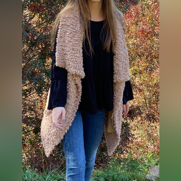 Altar's state pink fuzzy vest - Picture 1 of 2